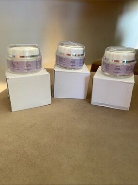 Hydrating Face Moisturizer — White Jar with Lavender Label